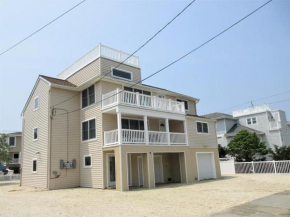 Immaculate 2Nd Floor Duplex In Brant Beach Located Just 3 Homes From The Beach,